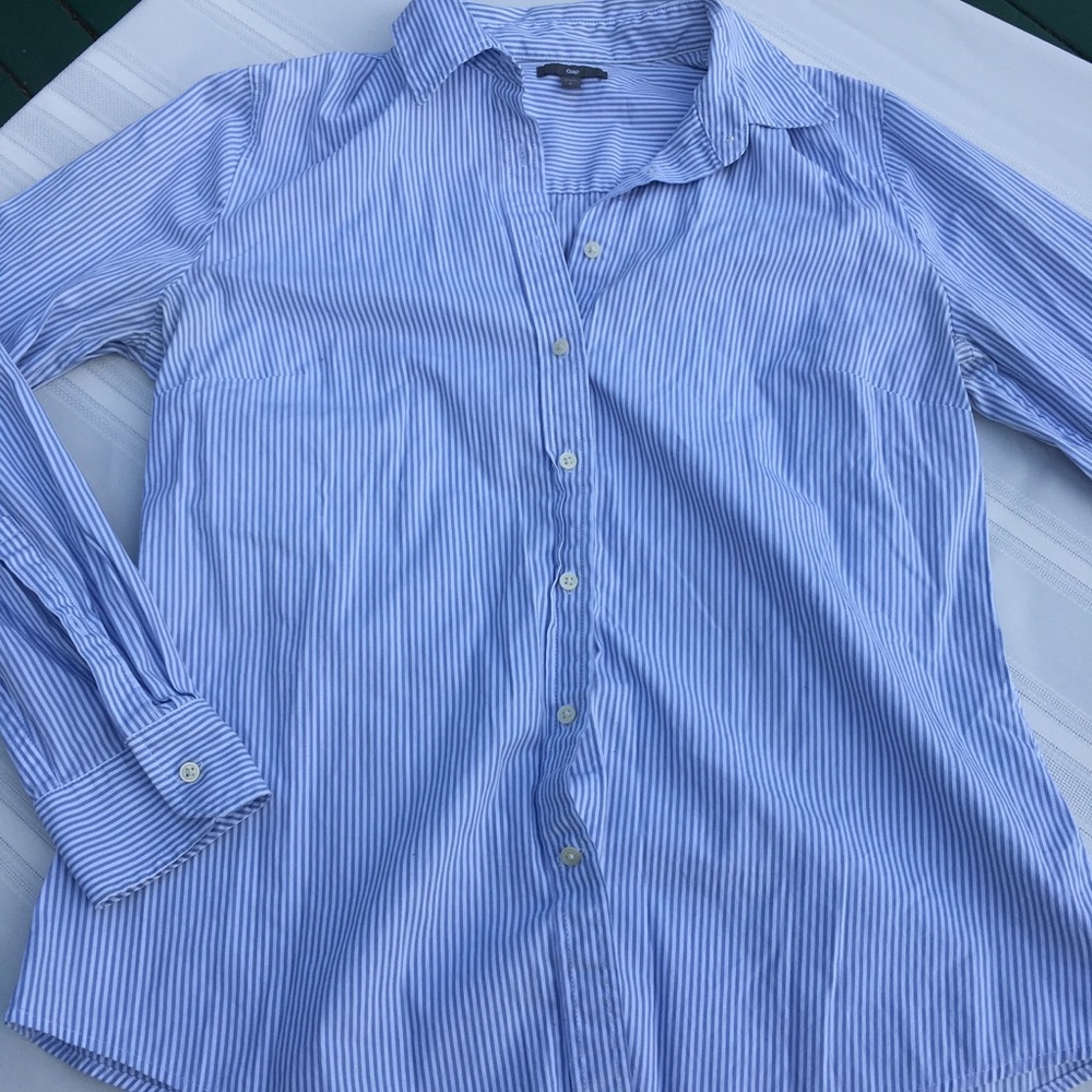 Women’s GAP L Button Down